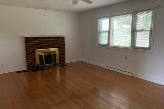 Foto del edificio - 332 Breezewood Dr