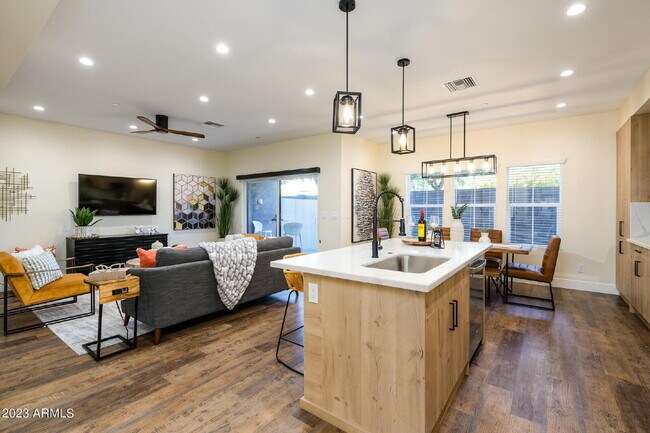 Foto del edificio - Exclusive Urban Sanctuary—Sophisticated Townhouse in Vibrant Phoenix