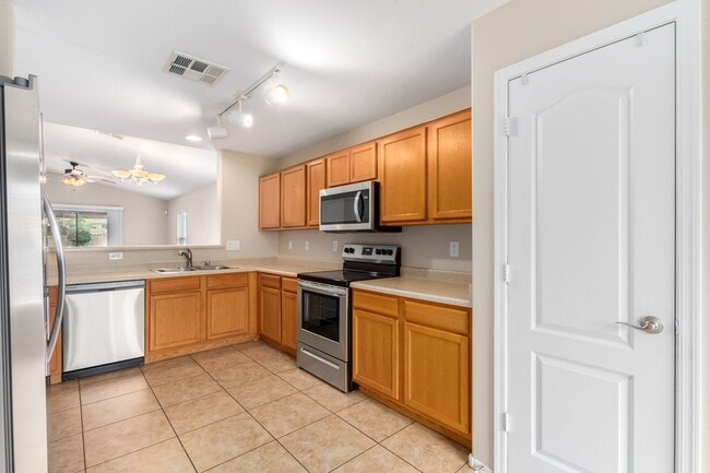 Building Photo - Excellent area of Goodyear! Like new inside!