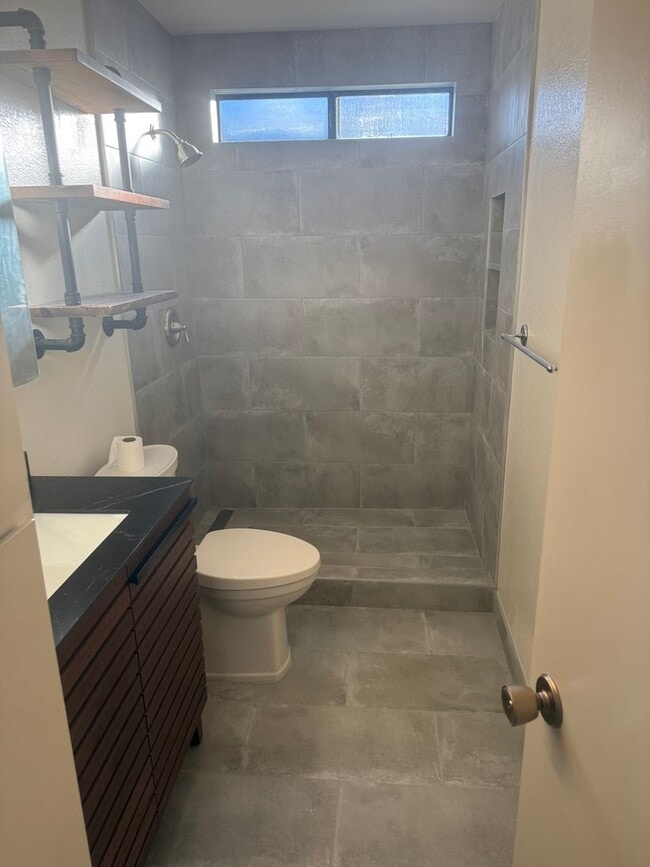 Building Photo - Upgraded Townhome For Rent in Central Live Oak Location