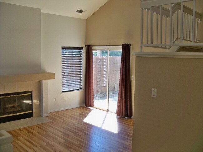 Foto del edificio - Spacious Two Story Near Johansen High School