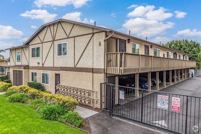 521-535 W Moss St. Chula Vista, CA 91911 - Moss Gardens Apartments