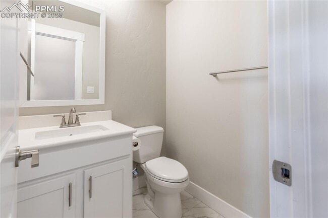 Building Photo - Like new Modern design! 3 bed, 4 bath, 2 c...