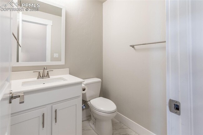 Foto del edificio - Like new Modern design! 3 bed, 4 bath, 2 c...