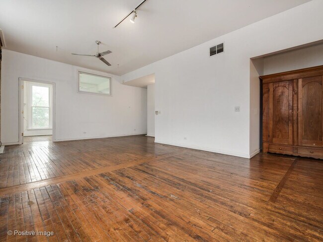 Foto del edificio - 1124 N Milwaukee Ave