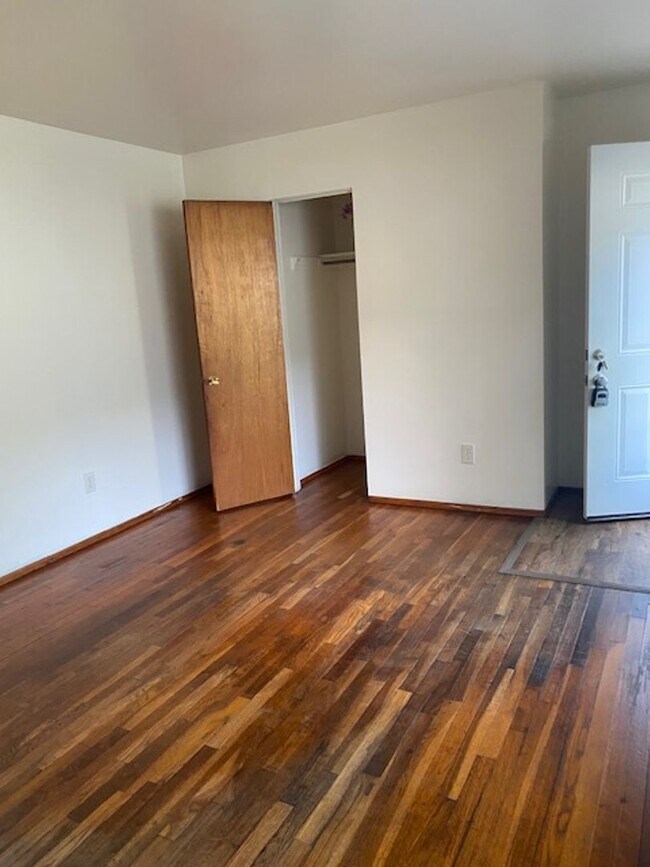 Building Photo - $1025 Goodyear Heights 2 BR  Twinplex for ...