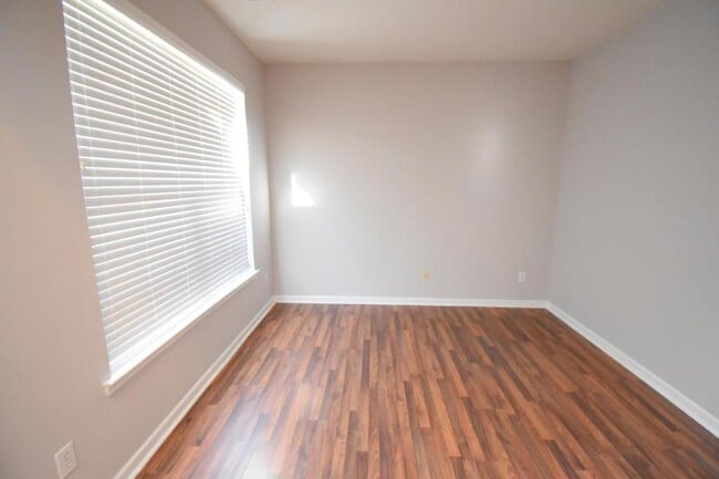 Foto del edificio - 6827 Braddock Ln