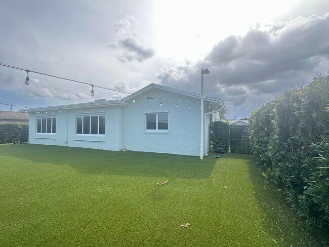 Foto del edificio - 7008 NW 99th Ave