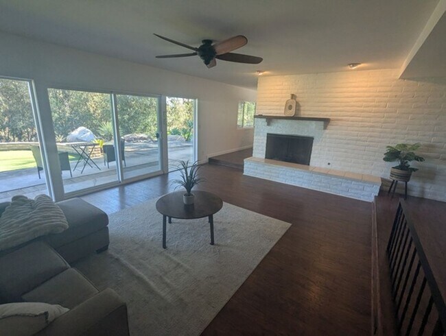 Foto del edificio - 3 Bed - 2 Bath House with Solar & Mountain...