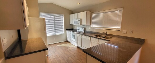 Building Photo - Lovely Corner Lot Home In South Phoenix!!!