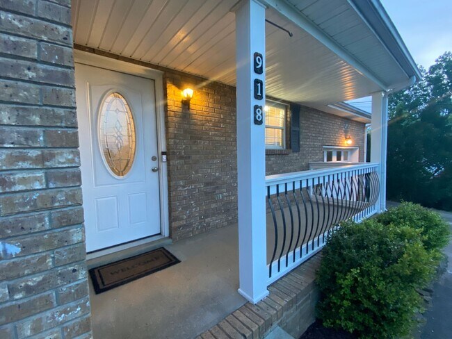 Foto del edificio - 918 Lindsey - Showings start 6/19/24