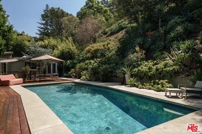 Foto del edificio - 2412 Canyon Oak Dr