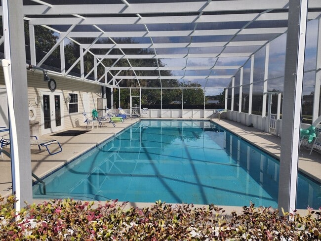 Building Photo - Tavares Lake Saunders Pointe