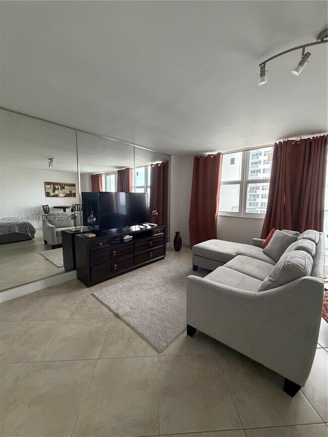 Foto del edificio - 3180 S Ocean Dr