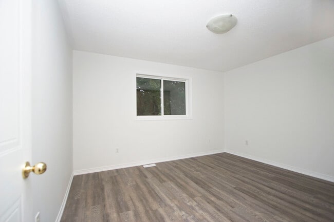 Building Photo - 45 McFeeters Crescent