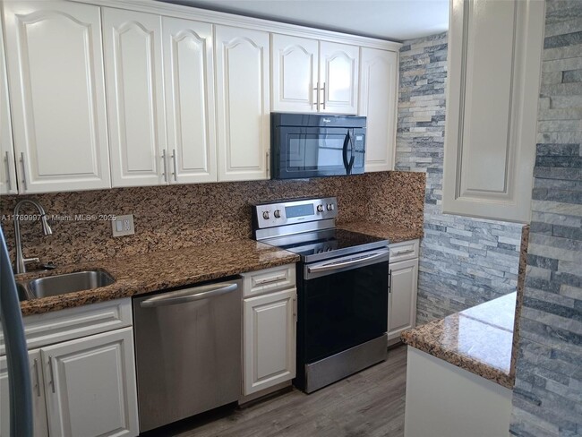 Foto del edificio - 3703 NE 166th St