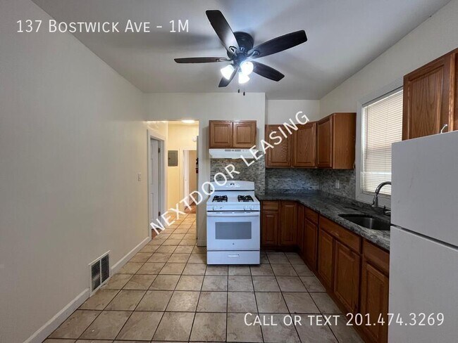 Foto del edificio - 137 Bostwick Ave