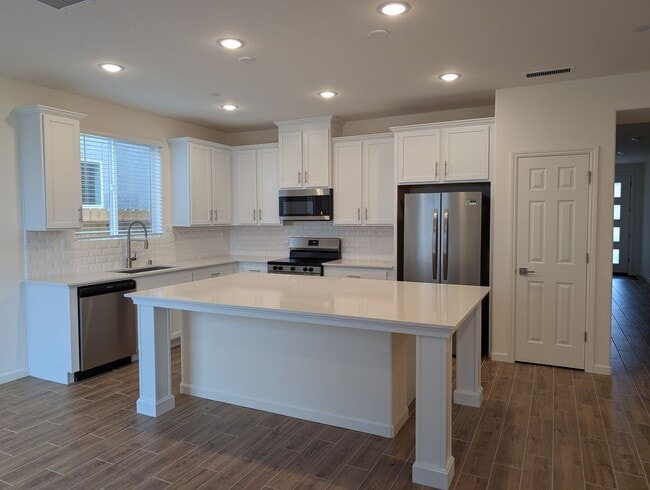 Foto del edificio - New Wilson home offering modern amenities, solar and a nice floor plan. Bonus room with den or of...