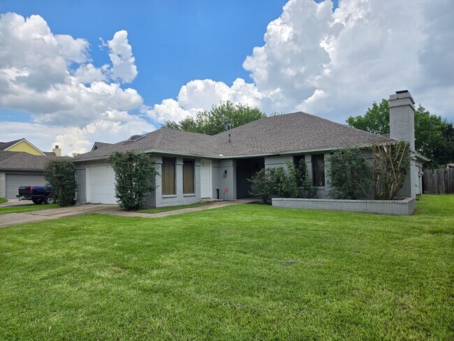Building Photo - 610 Woodlake Cir