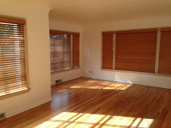 Foto del edificio - 1008 Woodford Ave