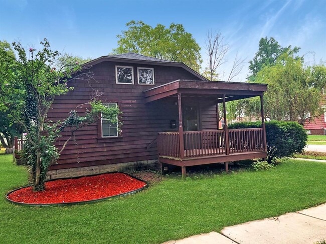Foto del edificio - Garage Galore: 2 Bed, 1 Bath Comedy Central!