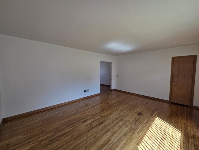 Foto del edificio - 1025 W 8th St