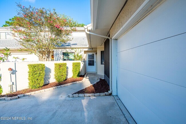 Building Photo - 213 La Pasada Cir E