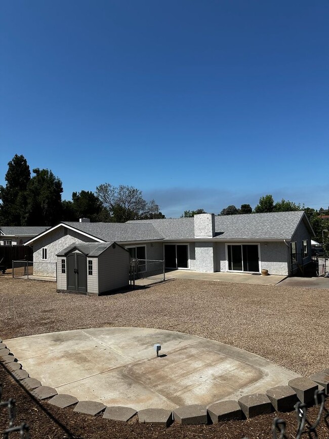 Building Photo - Amazing 5-Bedroom Ranch Style Home w/ 3-Ca...