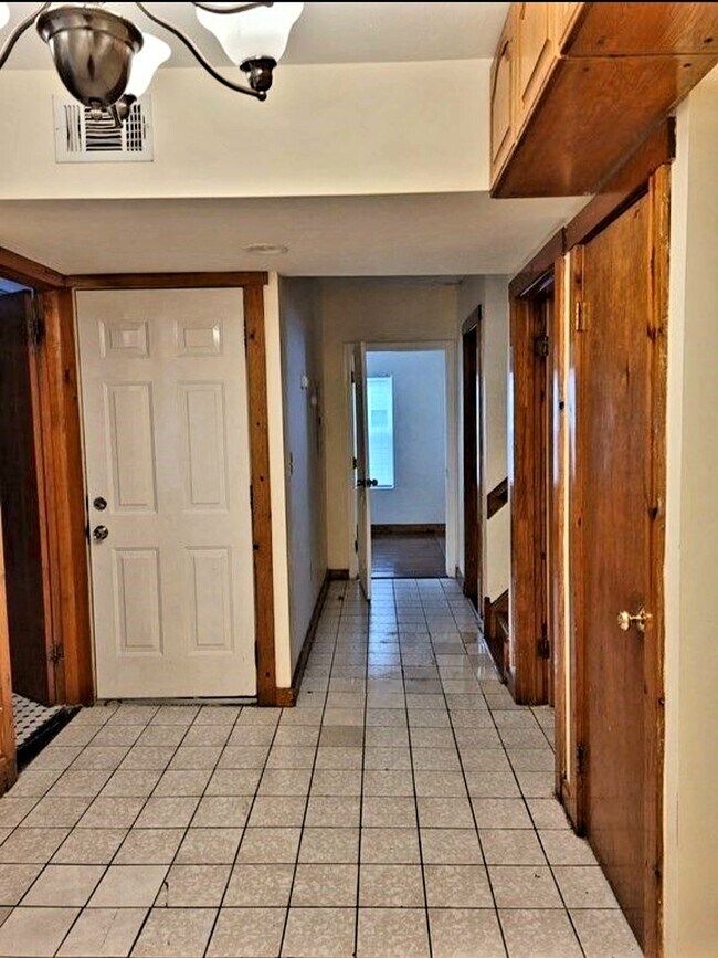 Building Photo - 10 Howe St