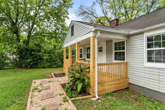 Photo - Freshly Renovated 2 Bed, 1 Bath – Prime Location Near Downtown Knoxville! House