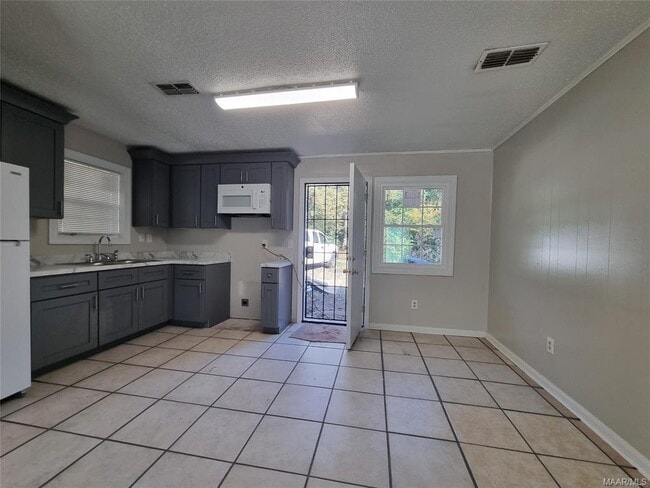 Building Photo - 2039 Winona Ave