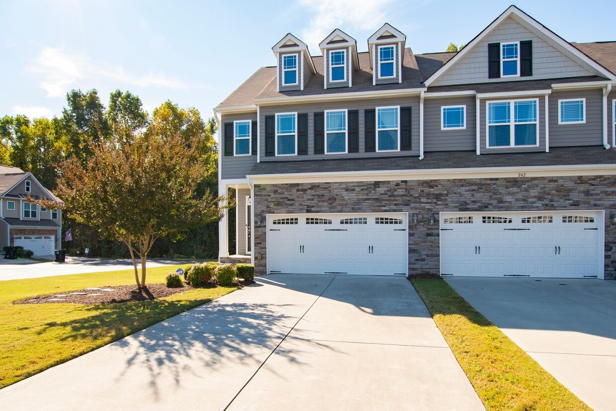 Primary Photo - Bright & Spacious End-Unit Townhome in Flo...