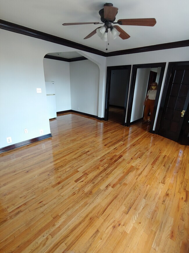 Photo - 846 W Montrose Ave Apartments