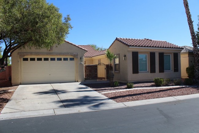 Foto del edificio - IMMACULATE 3 BEDROOM HOME WITH CASITA.