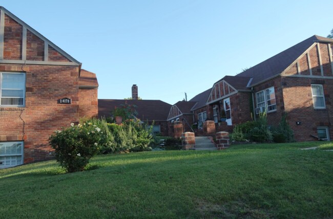Building Photo - 1 Bedroom in Joslyn Castle Neighborhood