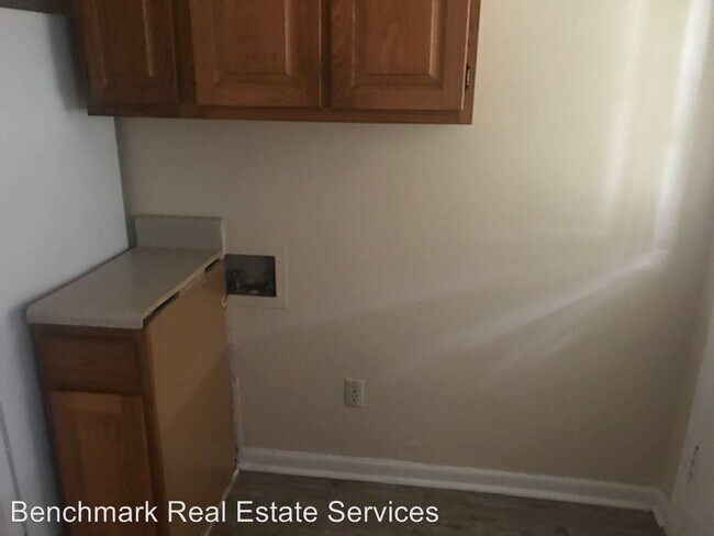Building Photo - 1323 Kings Dr