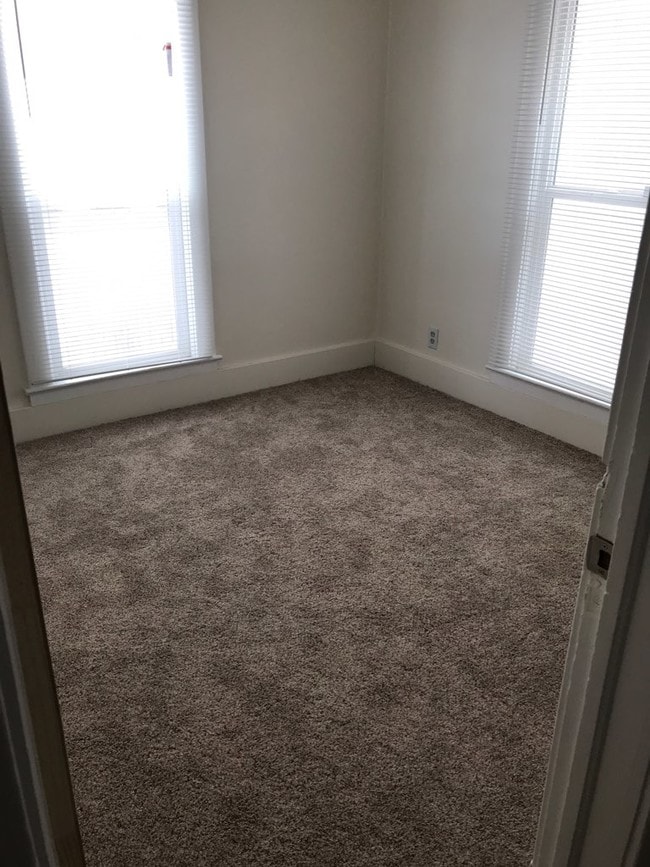 Building Photo - 152 S Kenwood St