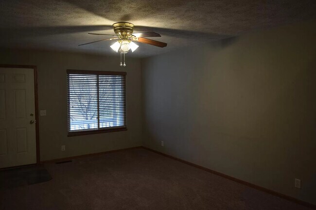 Living Room - 6615 Shadow Pines Plz
