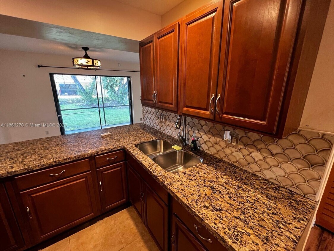 Foto principal - 9829 Riverside Dr