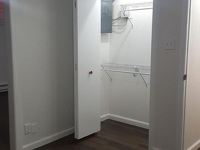 Armario del dormitorio - 1324 2nd St