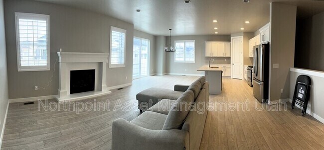 Foto del edificio - 3880 Safflower Dr