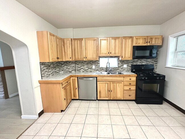 Foto del edificio - Adorable 2 Bed, 1.5 Bath Home in Beechview - Convenient Location, First Floor Laundry - Available...