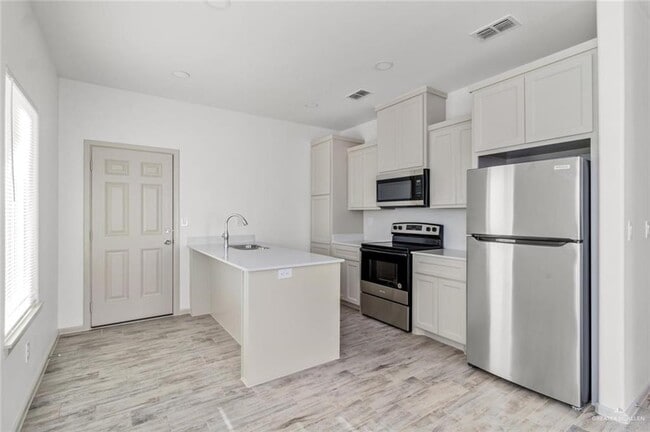 Building Photo - 1500 Shavano Dr