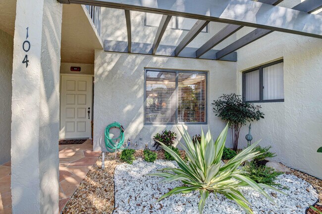Foto del edificio - 5673 Fairway Park Dr