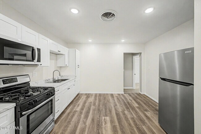 Foto del edificio - 828 W Central Ave