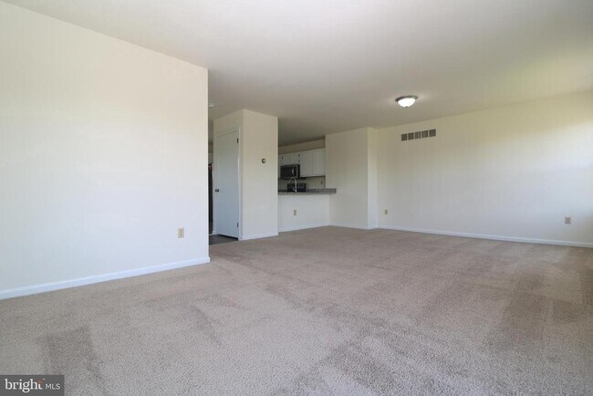 Building Photo - 220 Charring Cross Dr