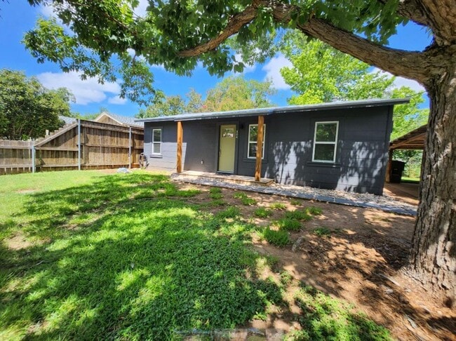 Building Photo - FOR LEASE!!