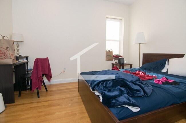 Foto del edificio - AMAZING 4 bed 2 bath in Brookline.....