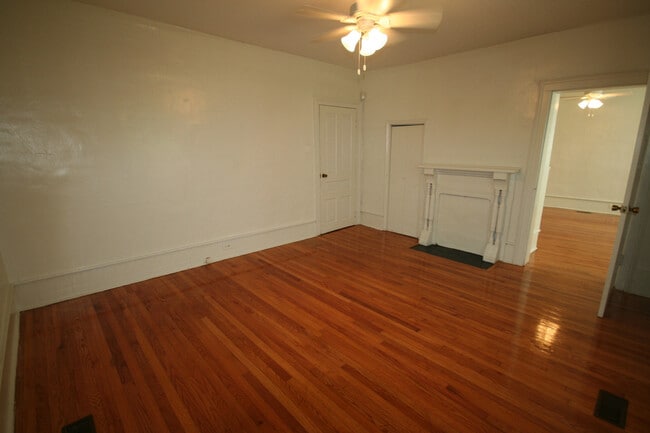 Building Photo - Spacious 1st Floor Apt - 1/2 Block to Duke - HUGE Fenced Yd