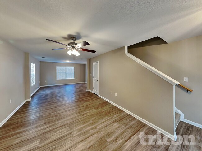 Foto del edificio - 3707 Alexander Forest Dr